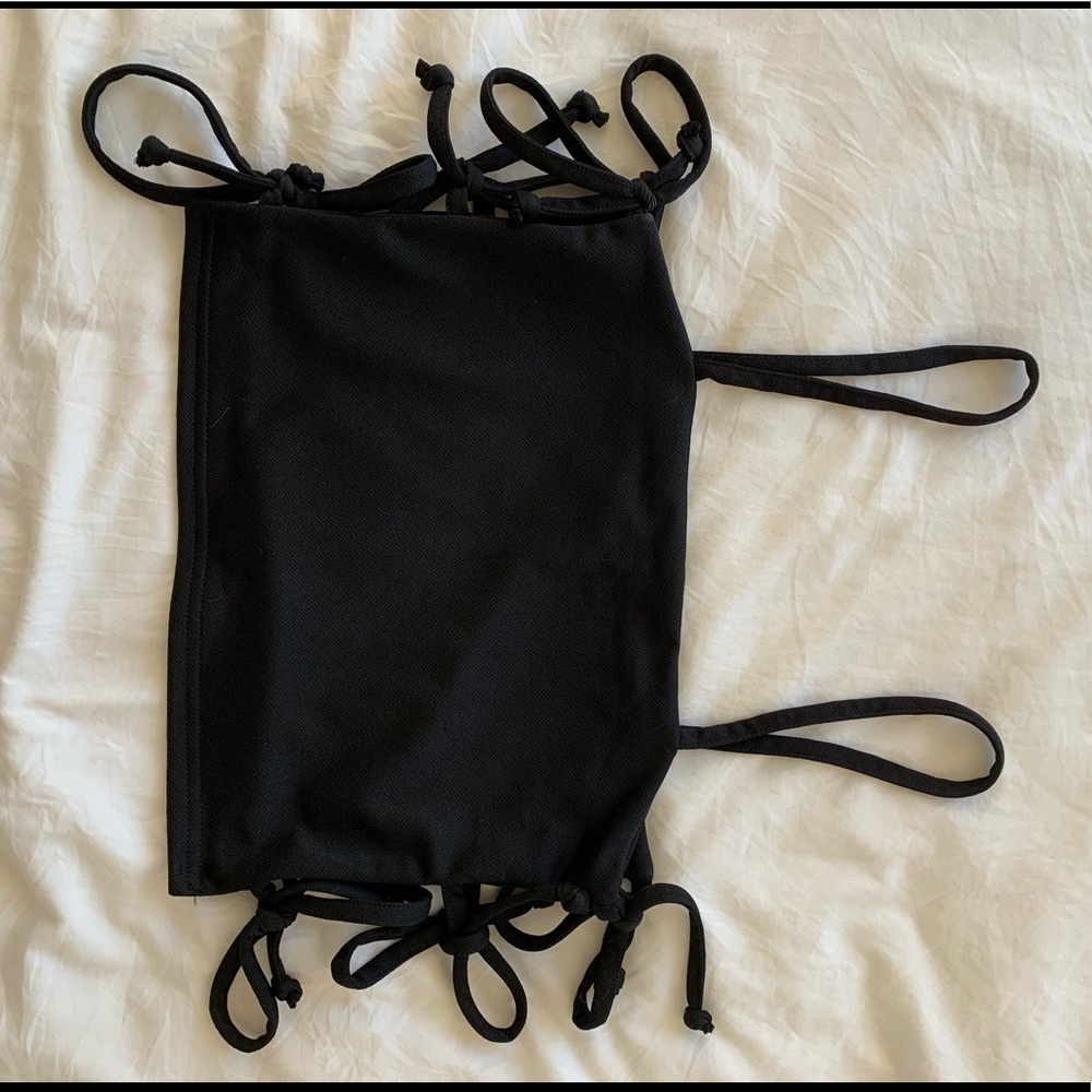 PRETTYLITTLETHING Black Side-tie up Crop Top - Picture 1 of 4